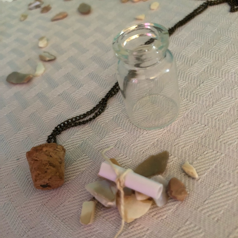 Message in a bottle necklace. The perfect gift:)